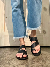 Load image into Gallery viewer, Abilene Toe Loop Sandals in Black