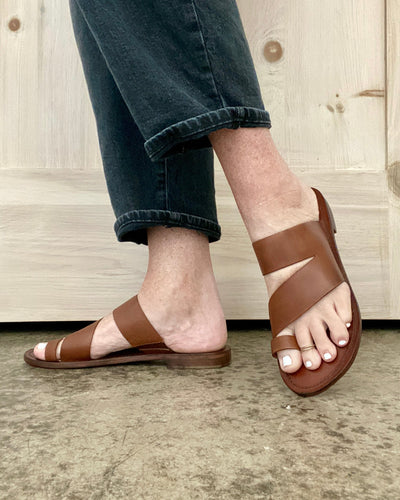 Abilene Toe Loop Sandals in Brown