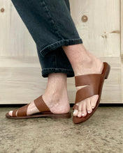 Load image into Gallery viewer, Abilene Toe Loop Sandals in Brown