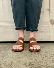 Load image into Gallery viewer, Abilene Toe Loop Sandals in Brown