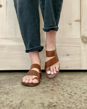 Load image into Gallery viewer, Abilene Toe Loop Sandals in Brown