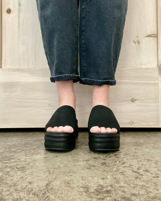 Harbor Flatform Sandals in Black