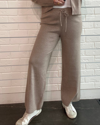 Z Supply Take It Easy Wide Leg Sweater Pant in Heather Ash. Soft sweater knit pants with a drawcord waist and side pockets.